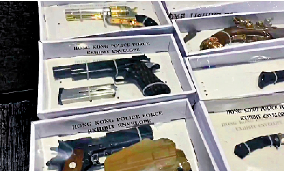 　　圖：警方在將軍澳一個住宅單位檢獲七支懷疑仿製槍械，以及多把受管制刀具。