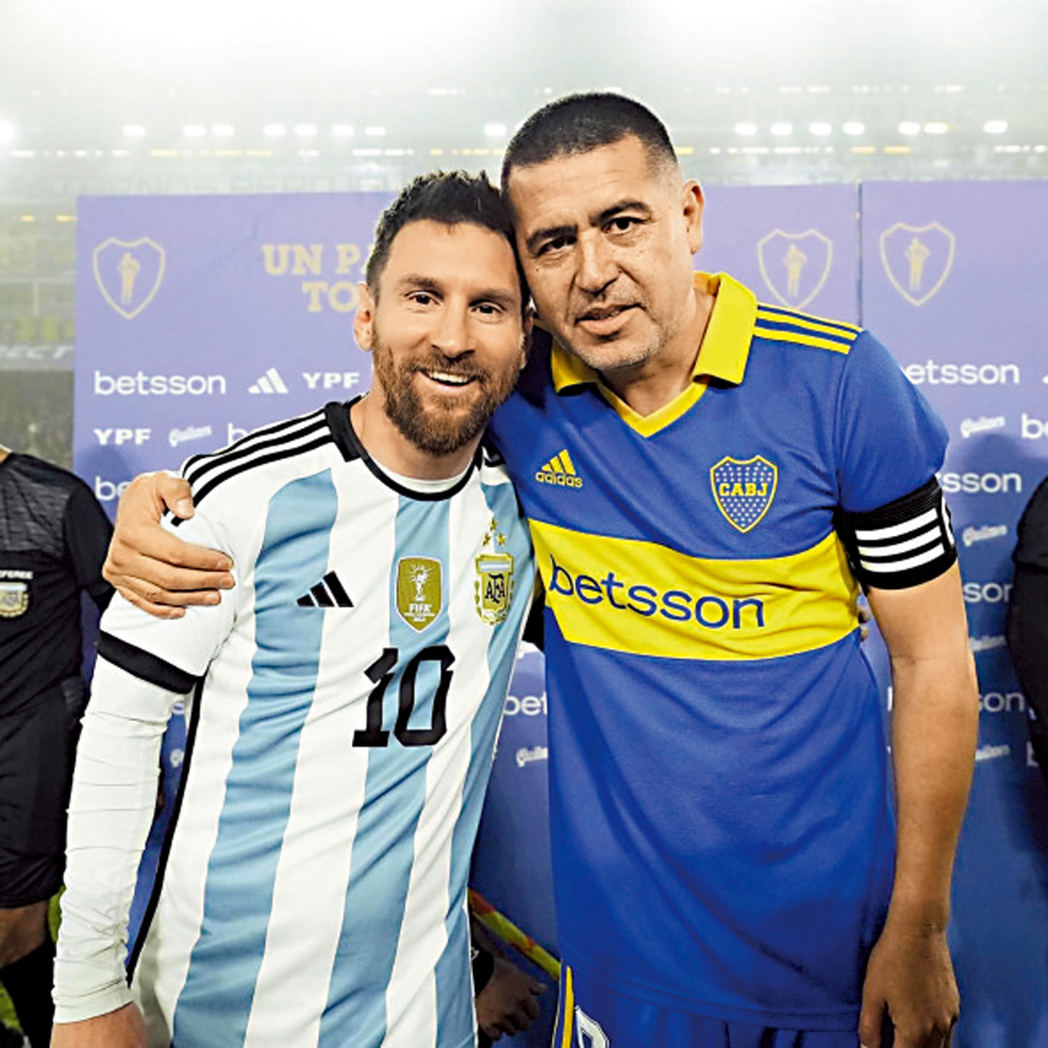 　　圖：美斯（左）加盟美職聯的手續未完成，對藍十字或未能上陣。\網絡圖片