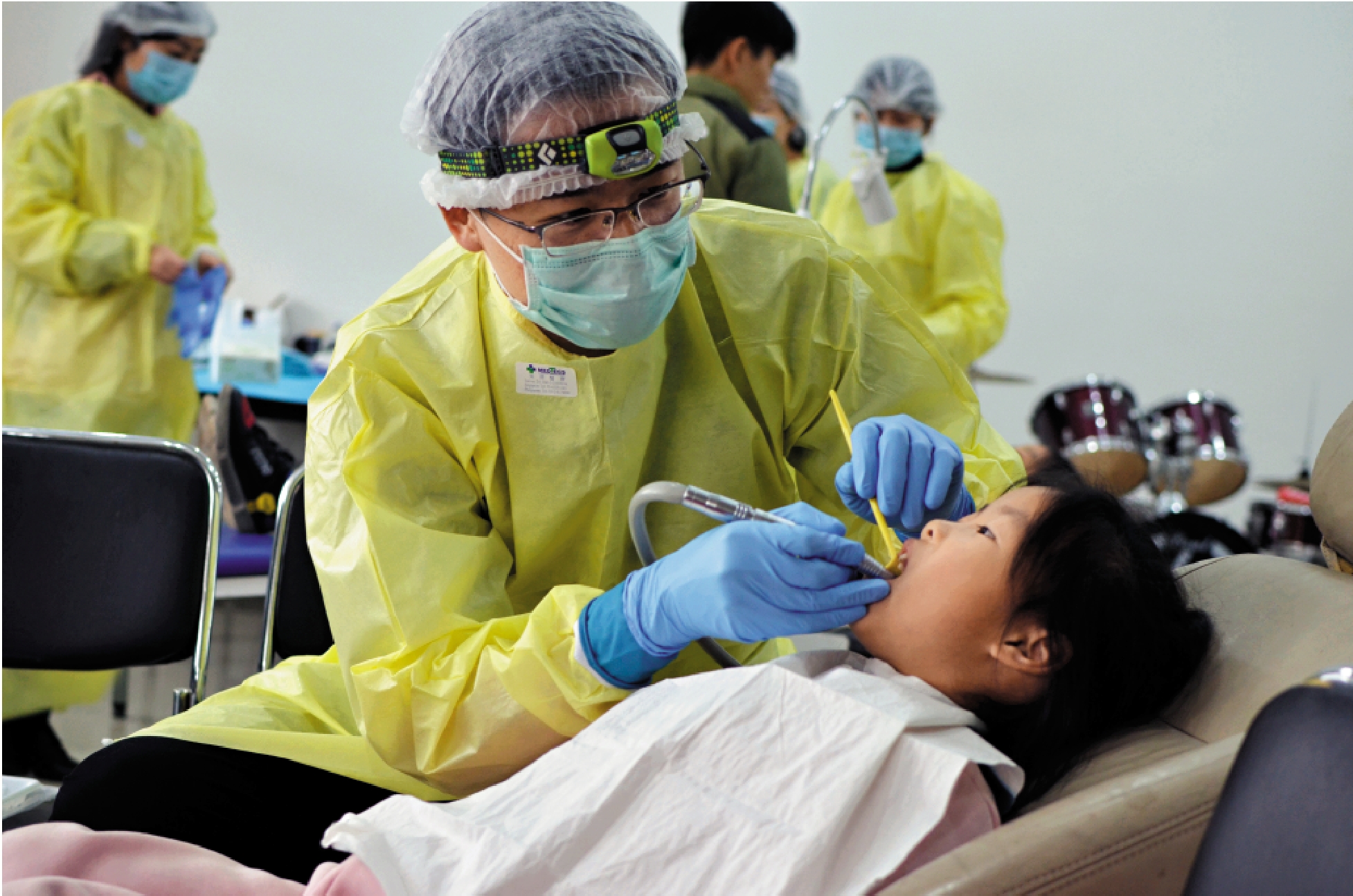 　　圖：港青曾皓在四川省內的偏遠醫院開展義診和疑難雜症手術，服務基層醫療。\受訪者供圖