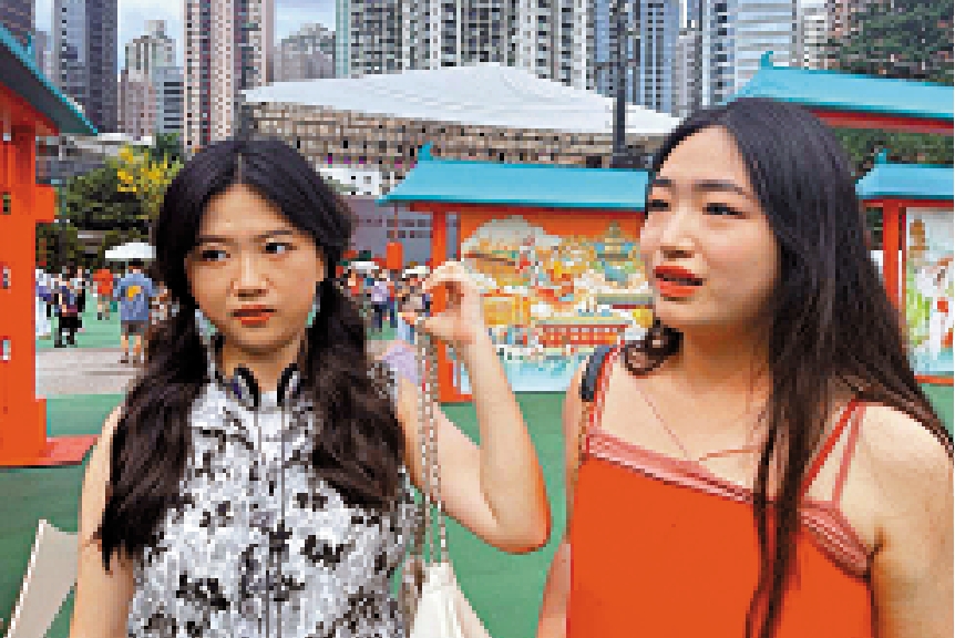 　　圖：旅客宋小姐（左）及楊小姐表示，原本打算只來港旅遊兩天，來到後發現太多東西看、太多地方玩，所以立刻決定多留幾天。\大公報記者鍾佩欣攝