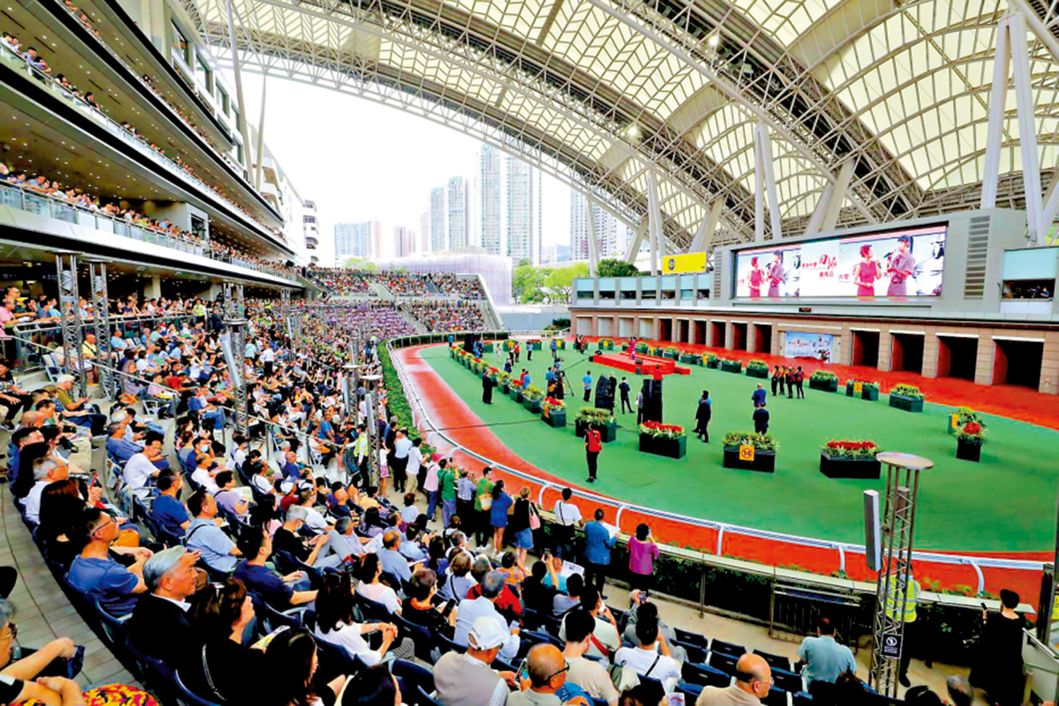 　　圖：大批馬迷在沙圈觀賞馬匹及歌唱表演。