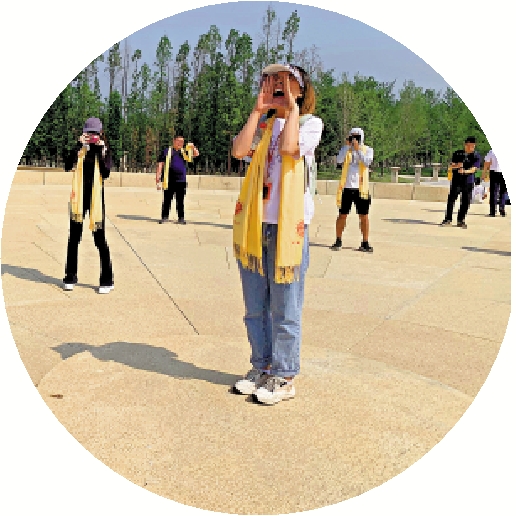 　　圖：學子在天心石上吶喊，感受天地回響的奇妙。/大公報實習記者黃啟銘攝