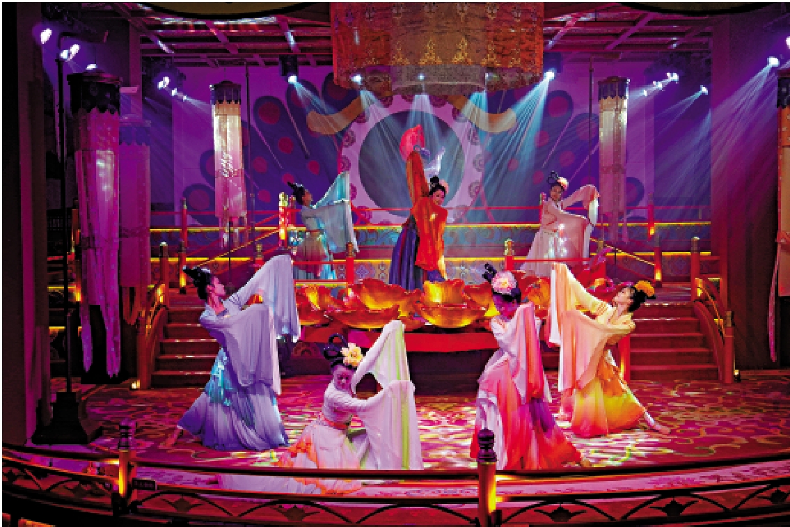 　　圖：學子們在星河里·唐宮夜宴主題街區欣賞唐風舞蹈《九州清晏》。/大公報實習記者薛心壹攝