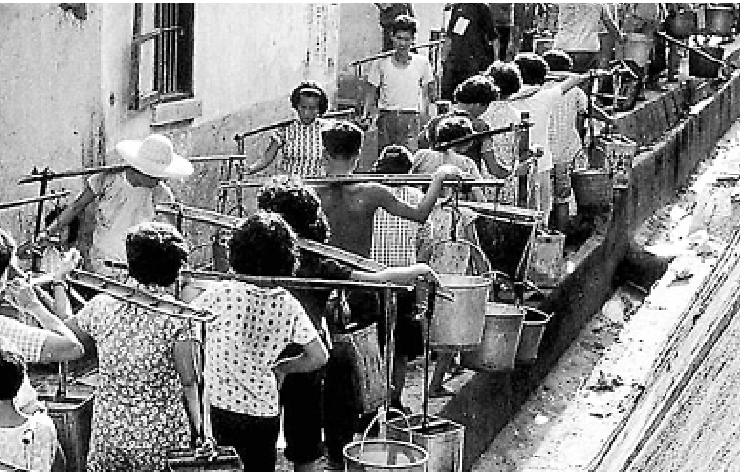 　　圖：1963年夏季，香港曾出現過嚴重制水情況，需要每4天供水一次，每次4小時。