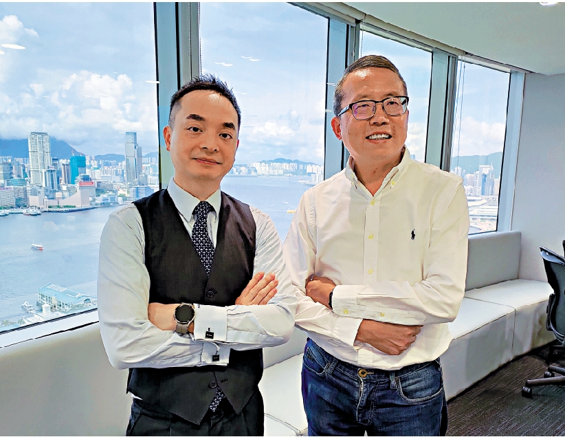 　　圖：柏衛資本董事總經理吳旨賢（左）預期，投資基金7月底開始運作。右為靄華押業主席兼行政總裁陳啟豪（右）。\大公報記者黃裕慶攝
