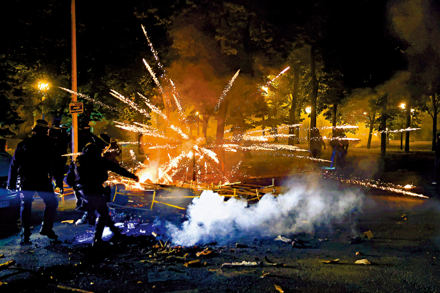 　　圖：警方6月30日在楠泰爾與暴徒對峙。\美聯社
