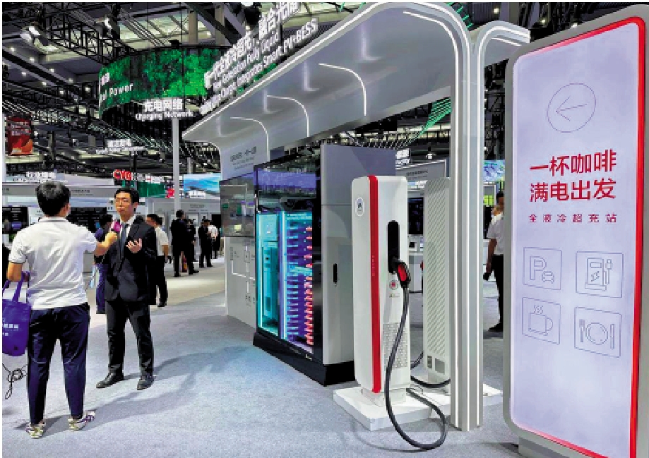　　圖：展會現場展示「全液冷超快充」電站。