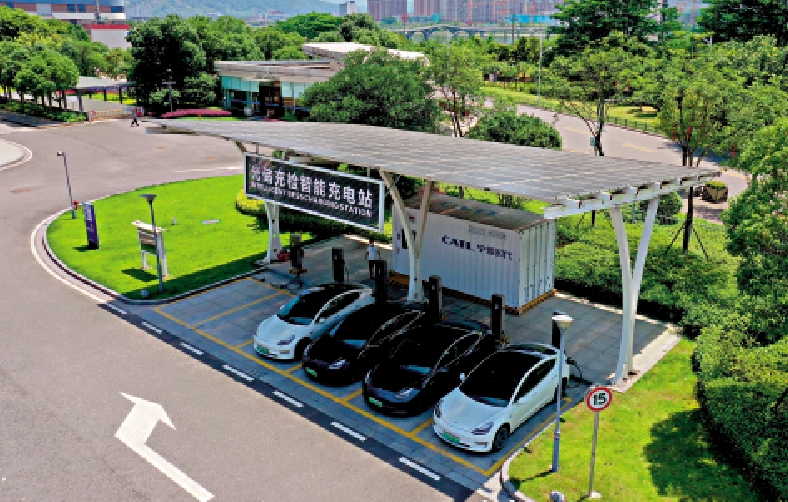 　　圖：在寧德時代科技大樓前的光儲充檢智能充電站。