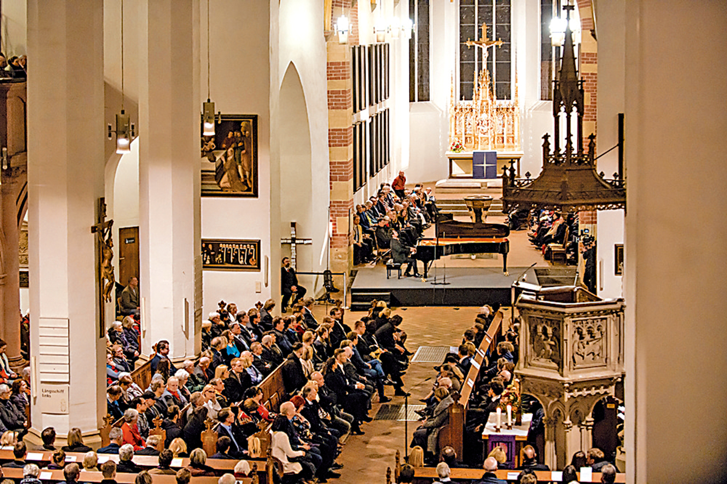 　　圖：二○二○年，郎朗在萊比錫的聖托馬斯教堂演出。\資料圖片