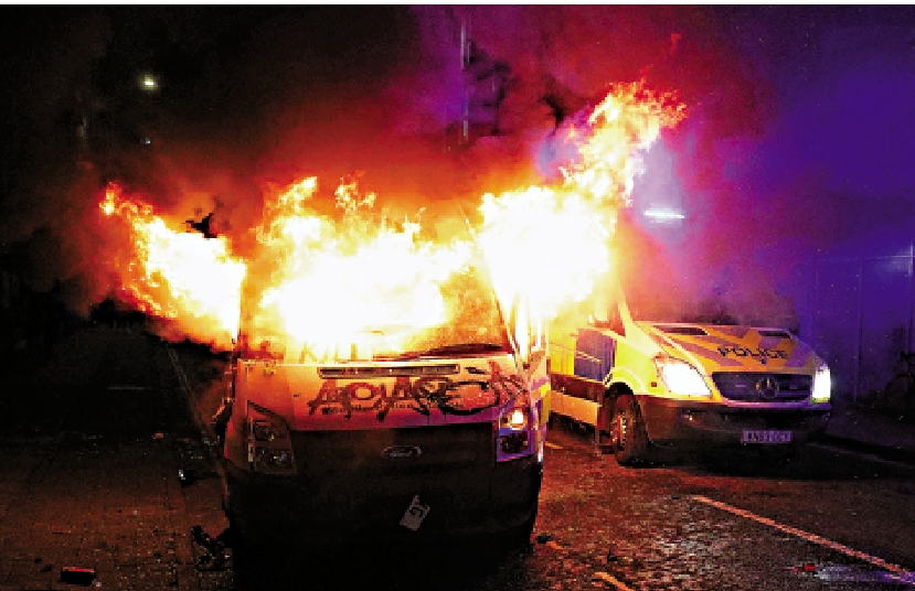 　　圖：2021年3月21日，布里斯托一輛警車被暴徒點燃。\資料圖片