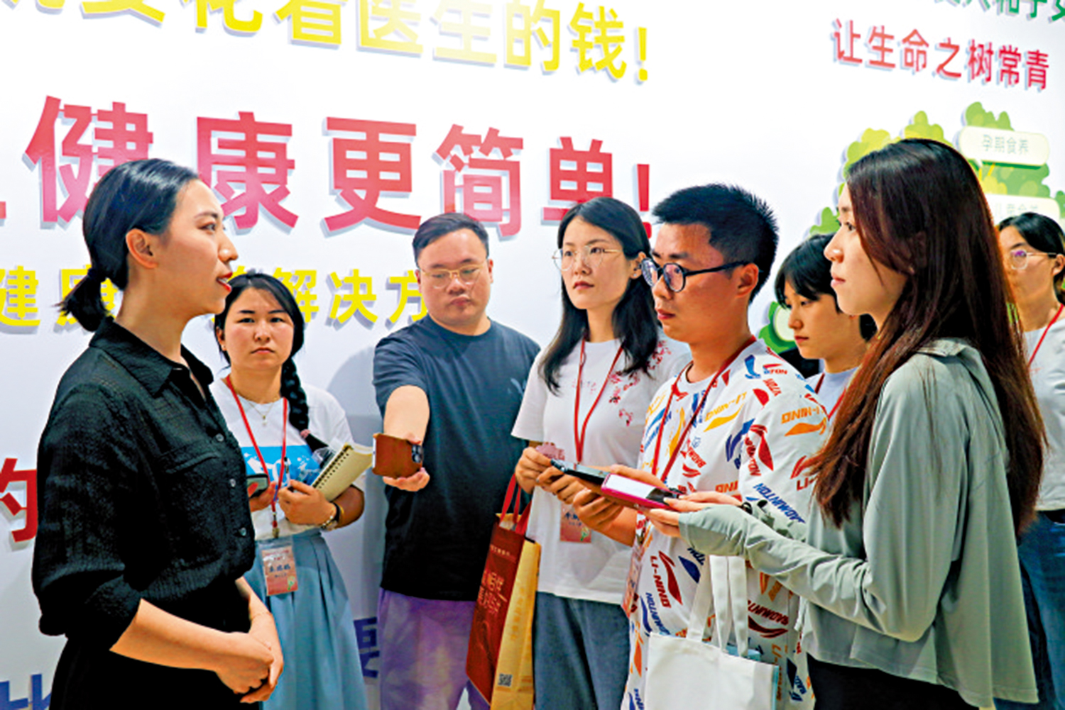　　圖：懷山堂執行總經理康靜接受豫港學子採訪。\大公報實習記者張鈺梓攝