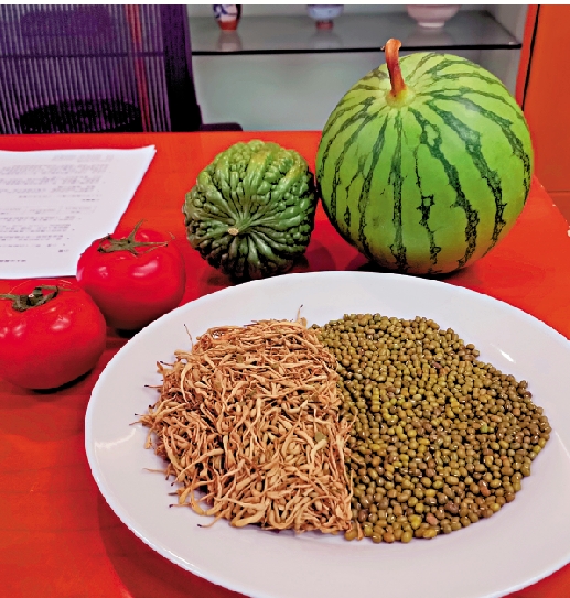 　　圖：西瓜、番茄、綠豆和金銀花等都是適合炎夏飲食的材料。