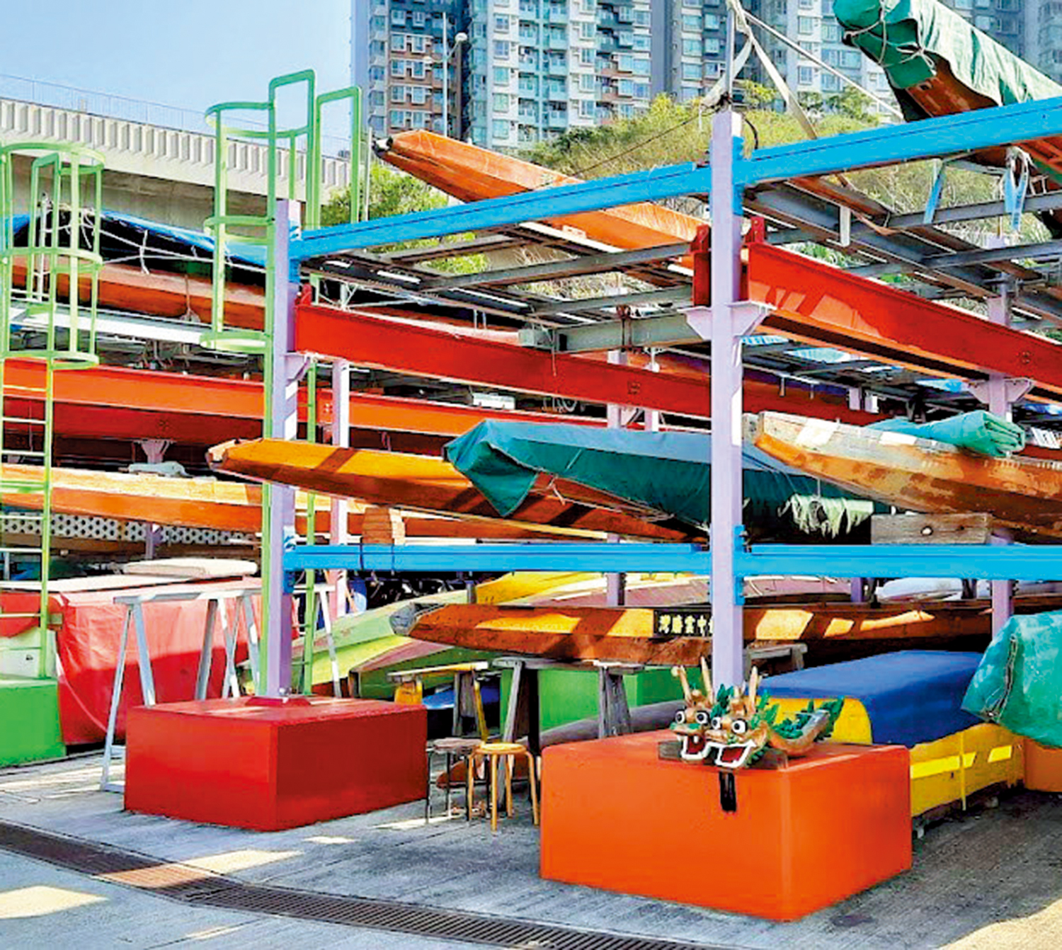 　　圖：傳統柚木龍舟，平日存放在岸上的「龍竇」。\網上圖片