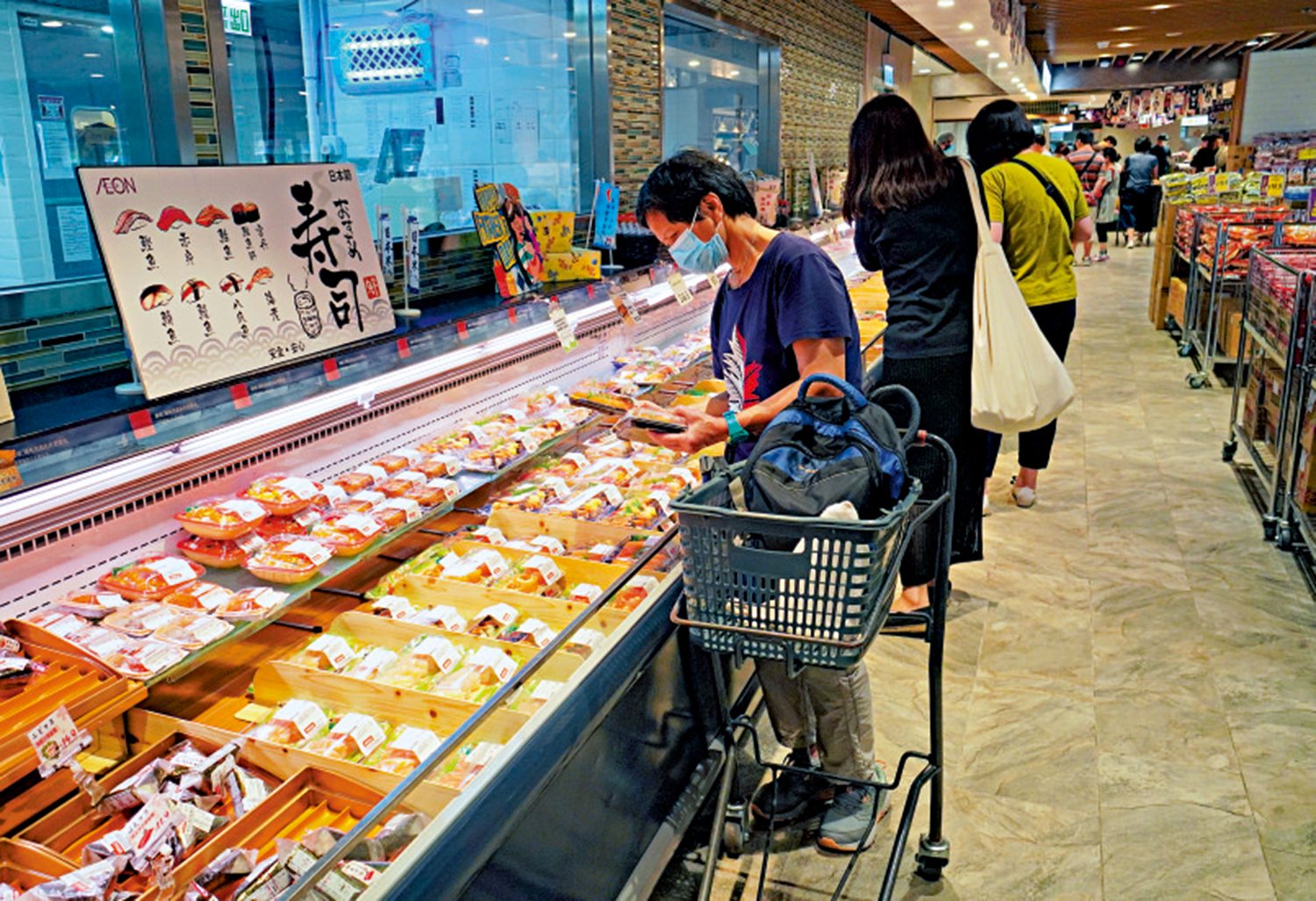 　　圖：香港市民在超市挑選日本食品。\大公報記者林少權攝