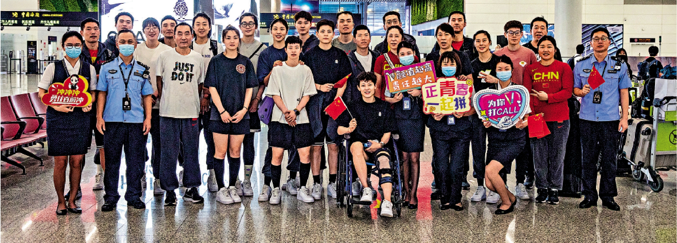 　　圖：南航工作人員與中國女籃隊員在廣州白雲機場到達大廳合影。\中新社