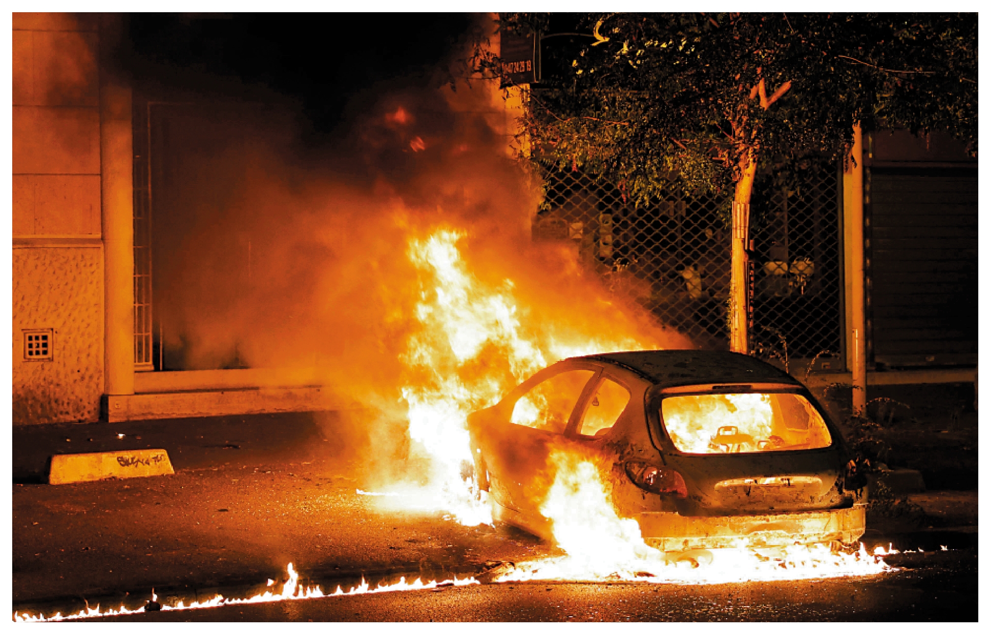　　圖：法國連日爆發騷亂，圖為巴黎西部車輛遭縱火焚毀。\法新社