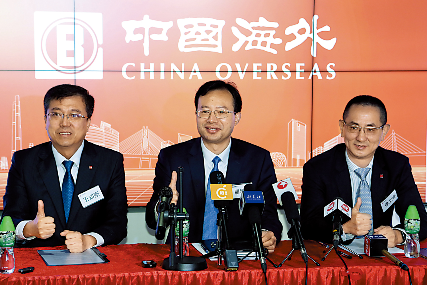 　　圖：中國海外集團在港經營數十載，目前在職員工逾一萬五千人，並擁有超過1.19萬億元資產。左起為中海物業集團副總裁王知剛、中國海外集團董事兼副總經理馬福軍、中國海外發展副總裁徐文冬。\大公報記者何嘉駿攝