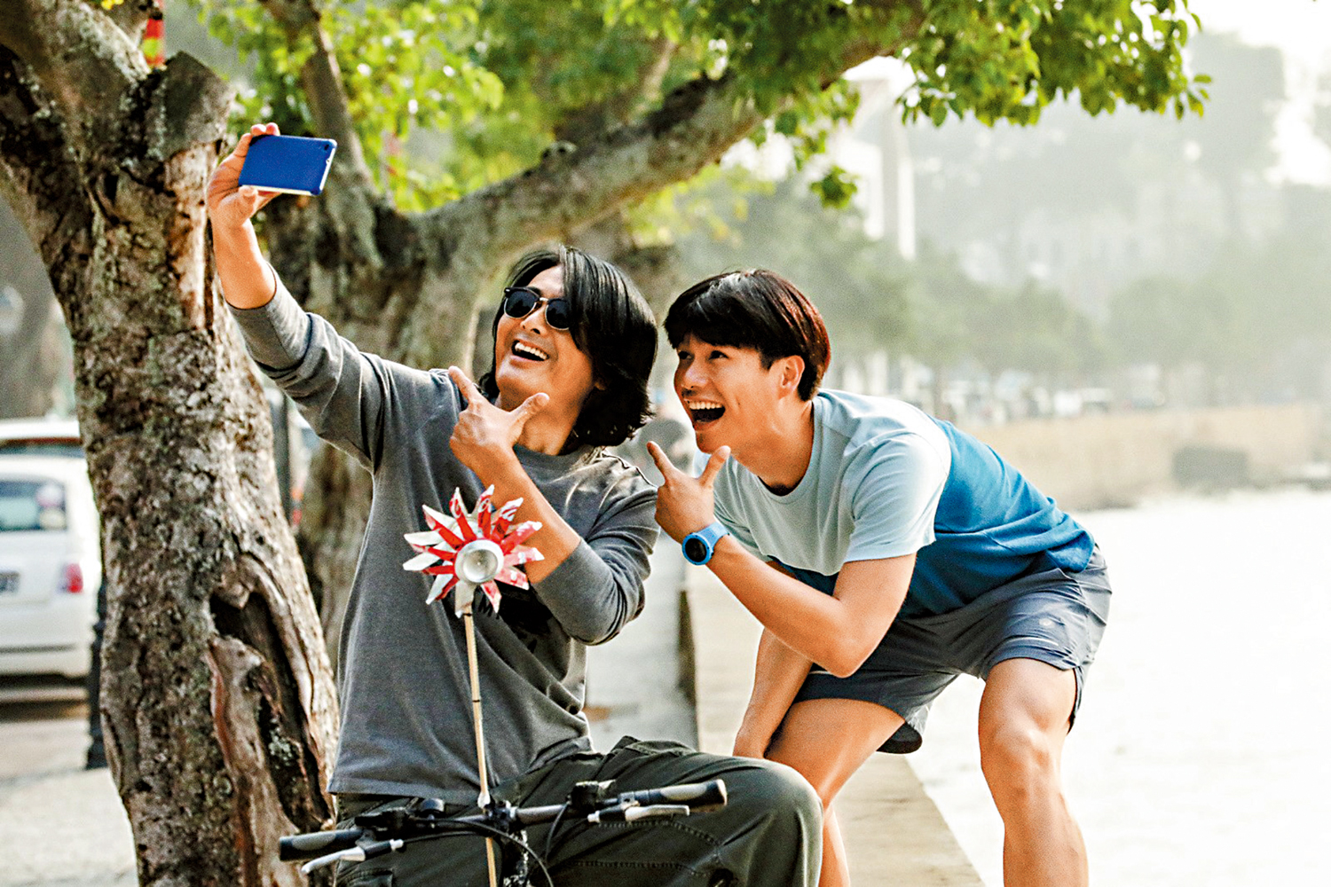 　　圖：周潤發（左）與柯煒林在電影《別叫我「賭神」》中飾演父子。