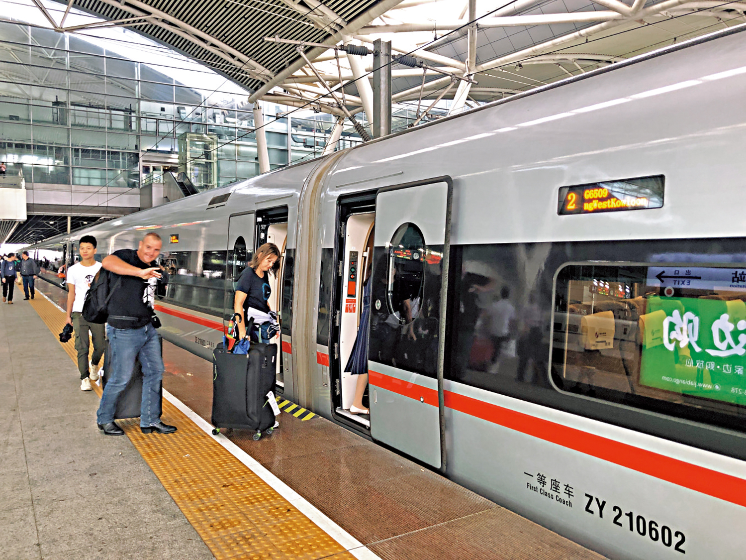 　　圖：旅客在廣州南站搭乘高鐵。\大公報記者方俊明攝