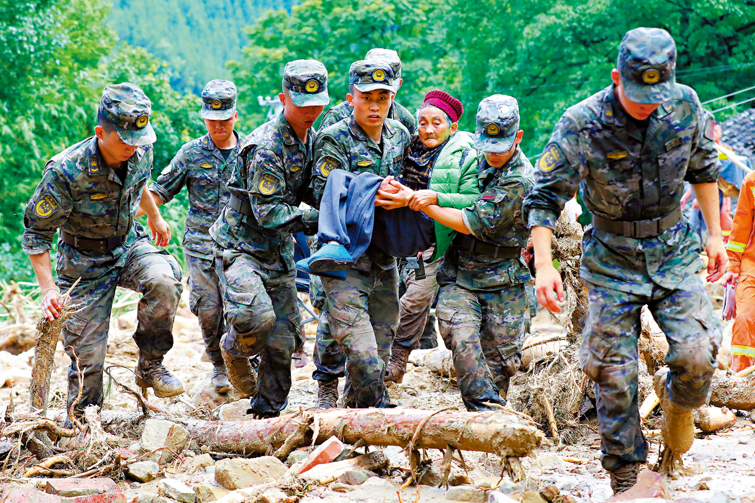 　　圖：7月5日，重慶市萬州區通報，3日至4日，萬州區遭受暴雨襲擊，因災死亡15人，失蹤4人。圖為7月4日，萬州區長灘鎮，武警重慶總隊執勤第三支隊官兵在轉移被困人員。\中新社