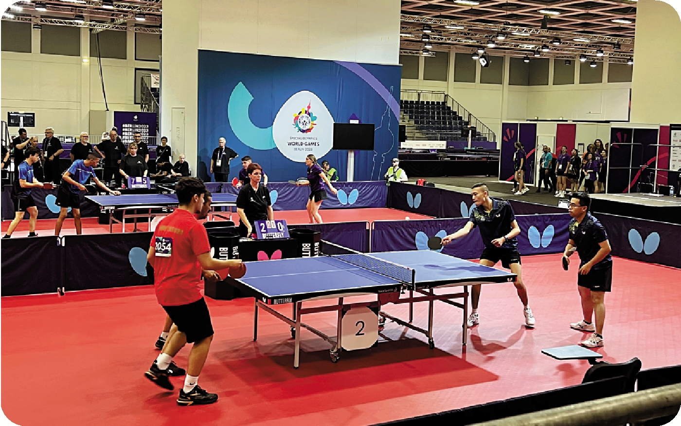 　　圖：中國香港隊與黑山共和國乒乓球比賽現場。  作者供圖