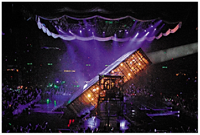 　　圖：城城紅館騷舞台百變