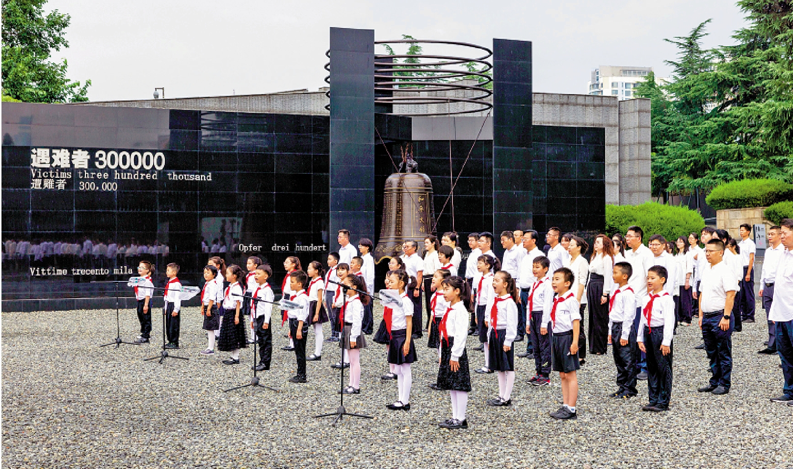 　　圖：7日，南京市青少年代表、來自南京市芳草園小學的學生們朗誦抗戰詩文《不朽》。 受訪者供圖