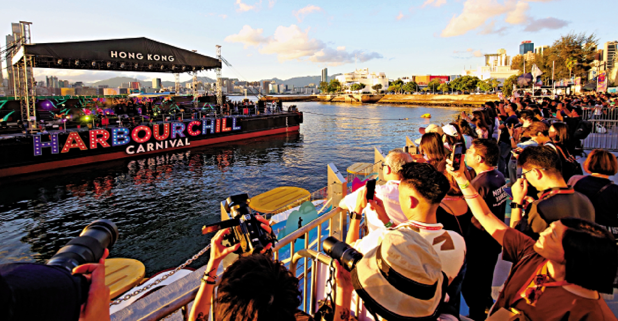 　　圖：來自亞洲各地歌手在嶄新的水上舞台演出，市民喝彩連連。\大公報記者麥潤田攝