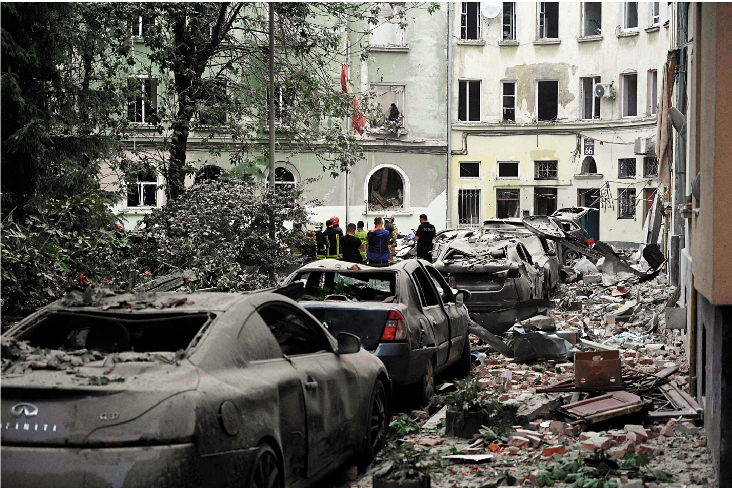 　　圖：烏克蘭利沃夫地區遭遇空襲，多輛車被炸毀。\法新社
