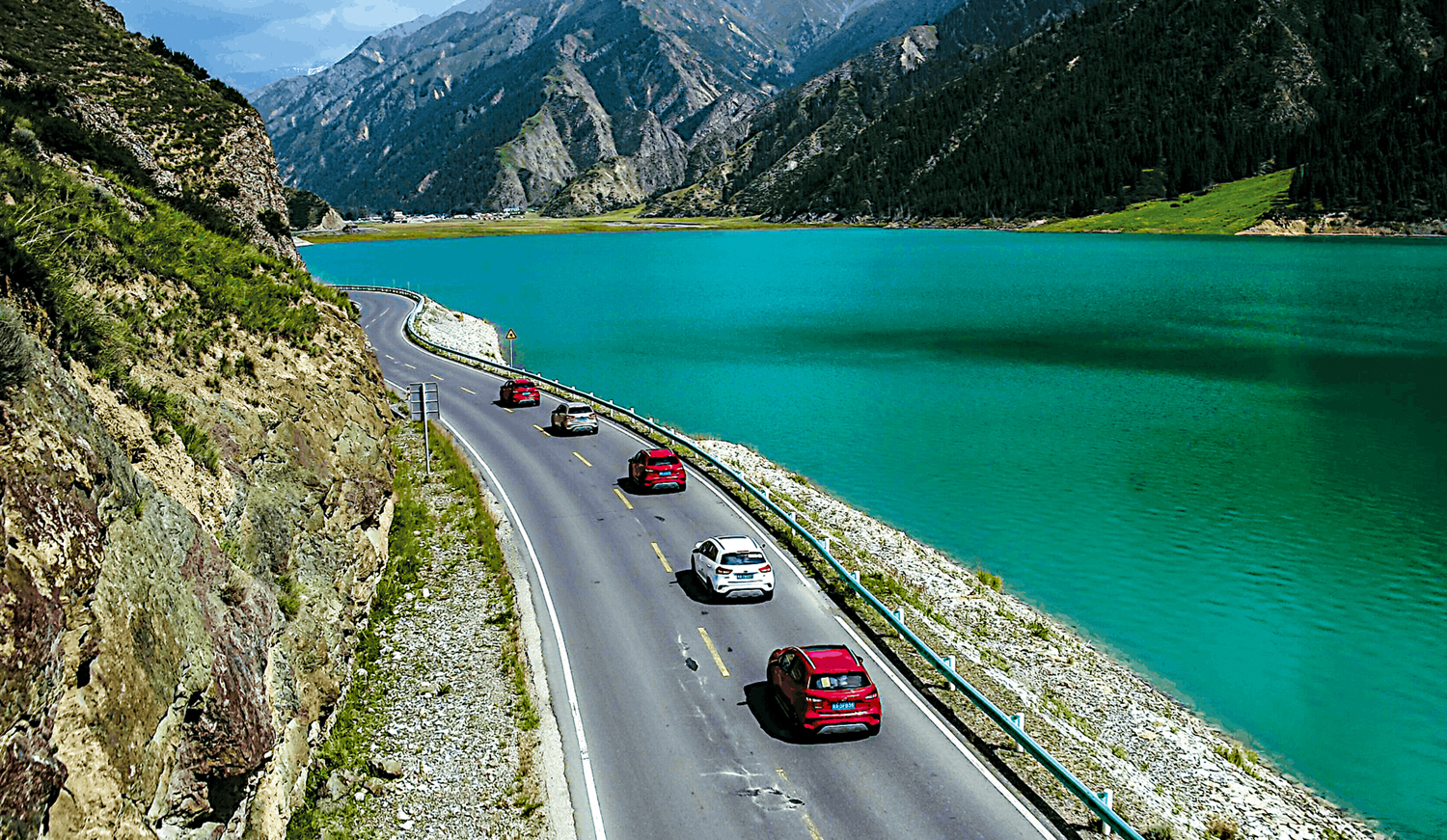 　　圖：新疆最美公路 一天看遍四季景