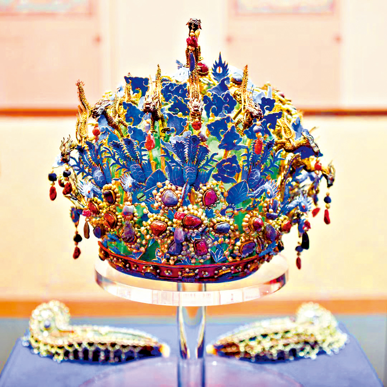 　　圖：明文化論壇8日開幕。圖為會議期間首次亮相的明十三陵出土的十二龍九鳳冠。\受訪者供圖