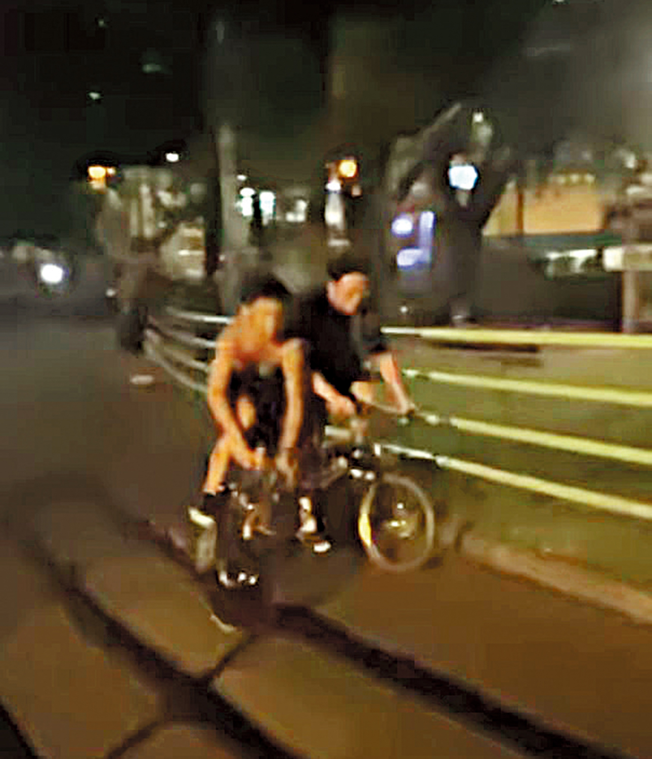 　　圖：有團體在九龍城單車場舉辦私人單車賽事，部分參賽者未有穿戴任何防護裝備。\網上截圖