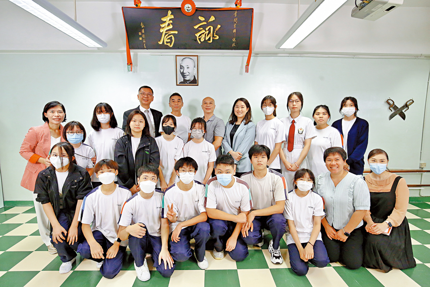 　　圖：兩位詠春師傅到校，向明愛莊月明中學的學生教授詠春。