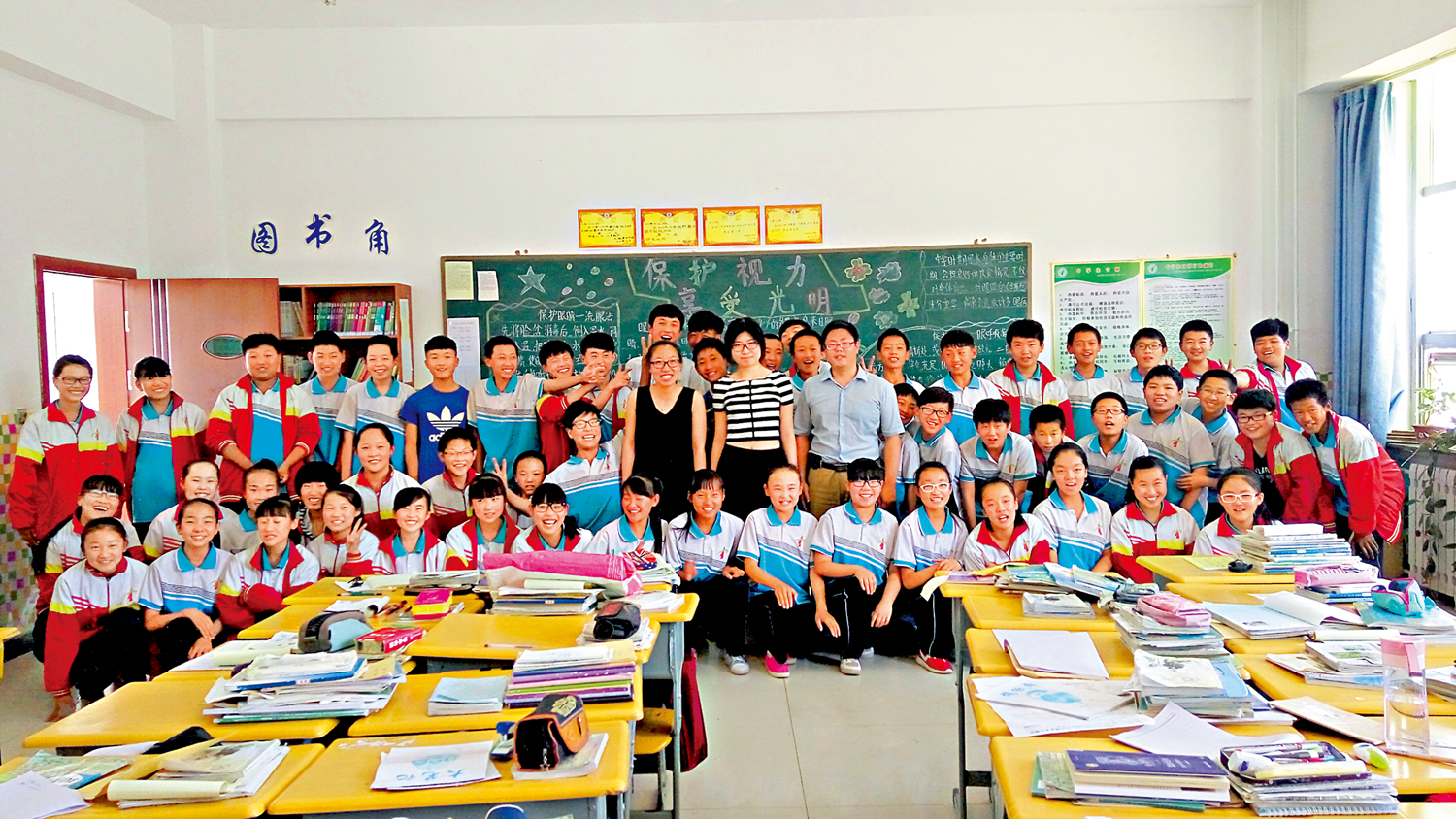 　　圖：台青張立齊早年在北京大學求學時曾赴內蒙古自治區支教，並與當地學校師生合影。受訪者供圖