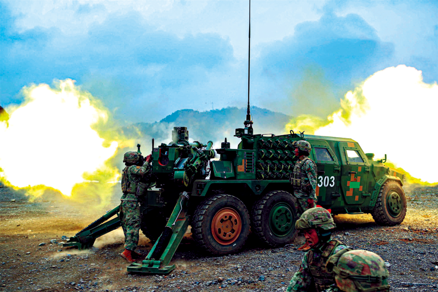 　　圖：122毫米車載榴彈炮在演練中開火。