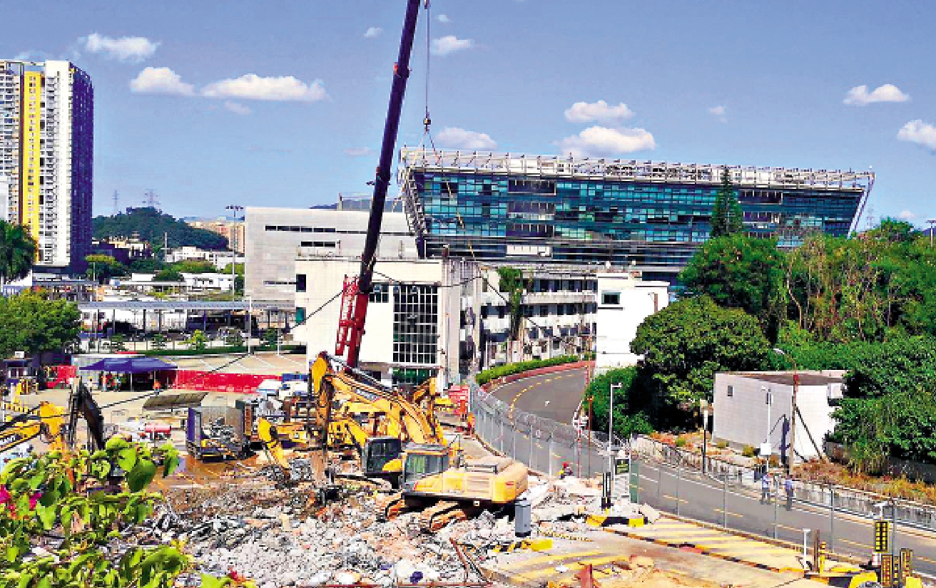 　　圖：文錦渡口岸入境方向地面出現沉降，昨日大批工程車在搶修。\大公報記者石華攝