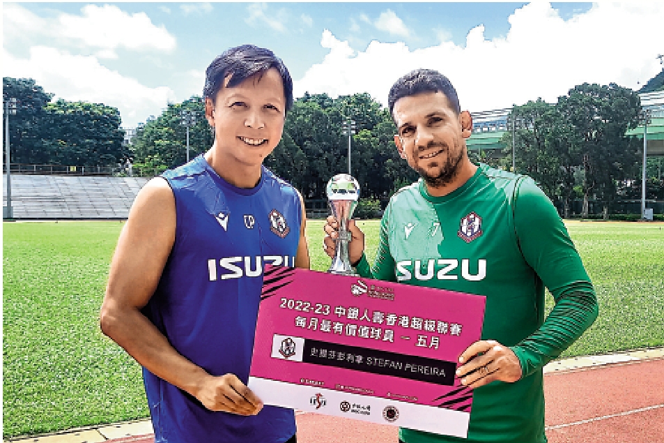 　　圖：史提芬彭利拿（右）是南區奪得菁英盃的最大功臣。\網絡圖片