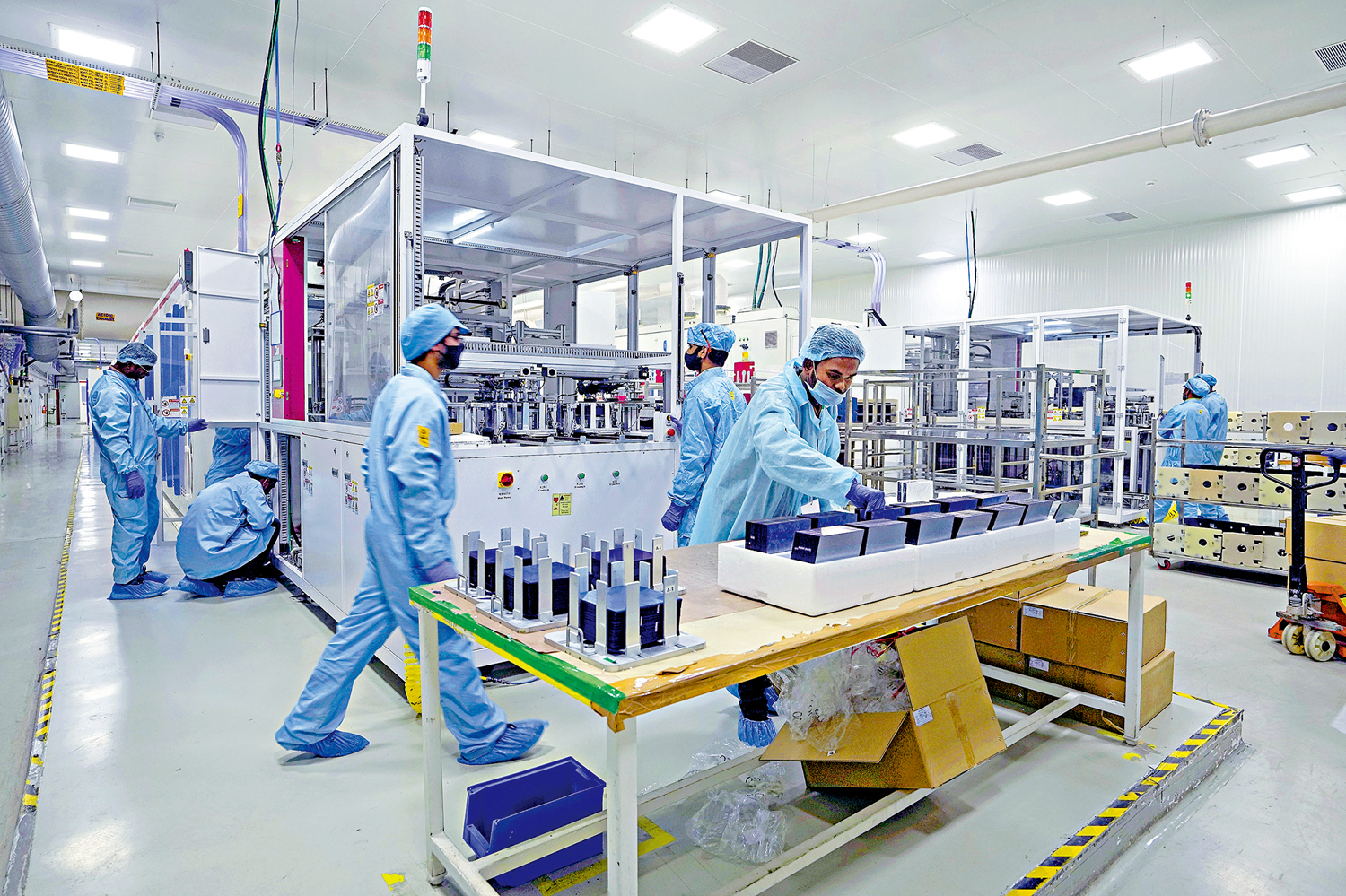 　　圖：印度製造業存在基建落後、人才不足等問題。圖為印度工人在一家太陽能設備工廠工作。\美聯社