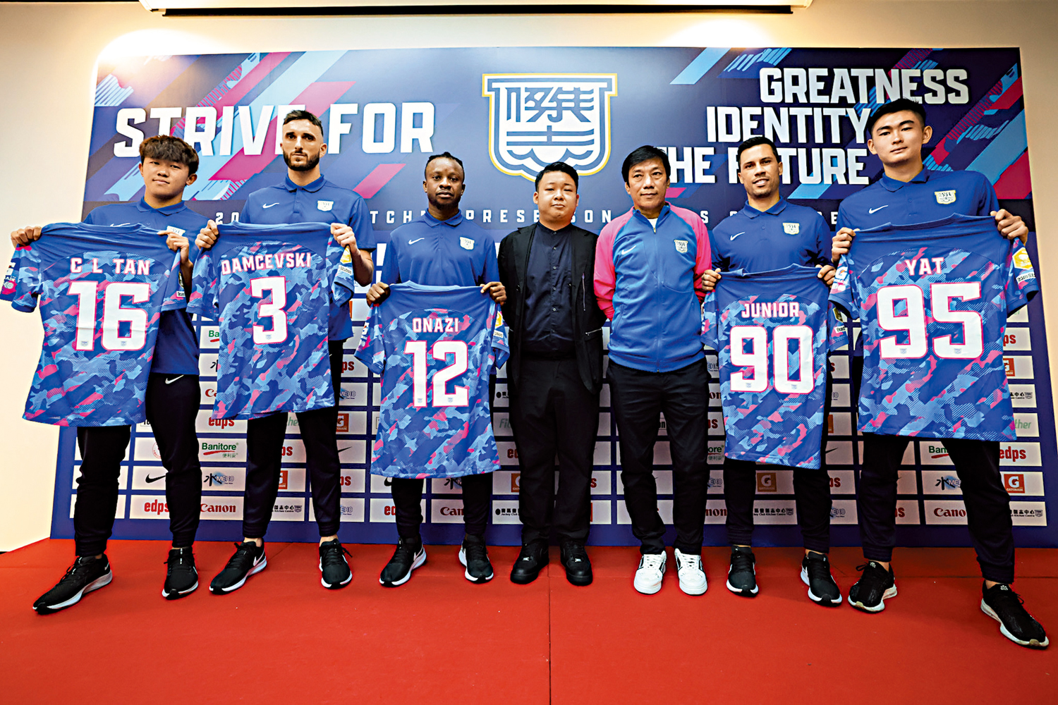 　　圖：陳俊樂（左一）、丹卓斯基（左二）、奧拿斯（左三）、祖連奴（左六）及陳晉一（左七），展示新季各自的球衣號碼。\網絡圖片