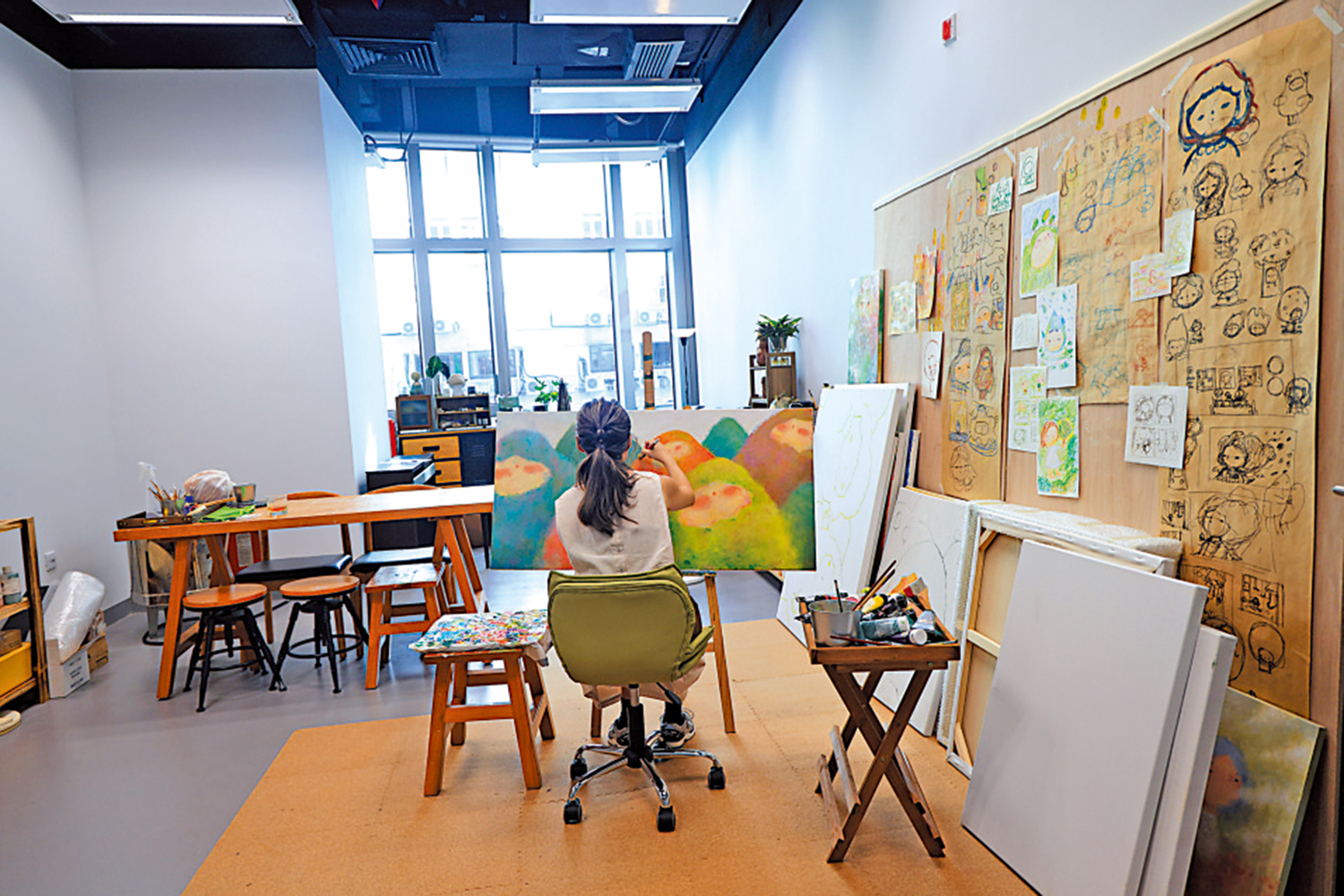 　　圖：新址設藝術工作室，為本地從事視覺或媒體藝術的藝術家提供創作空間。\中通社