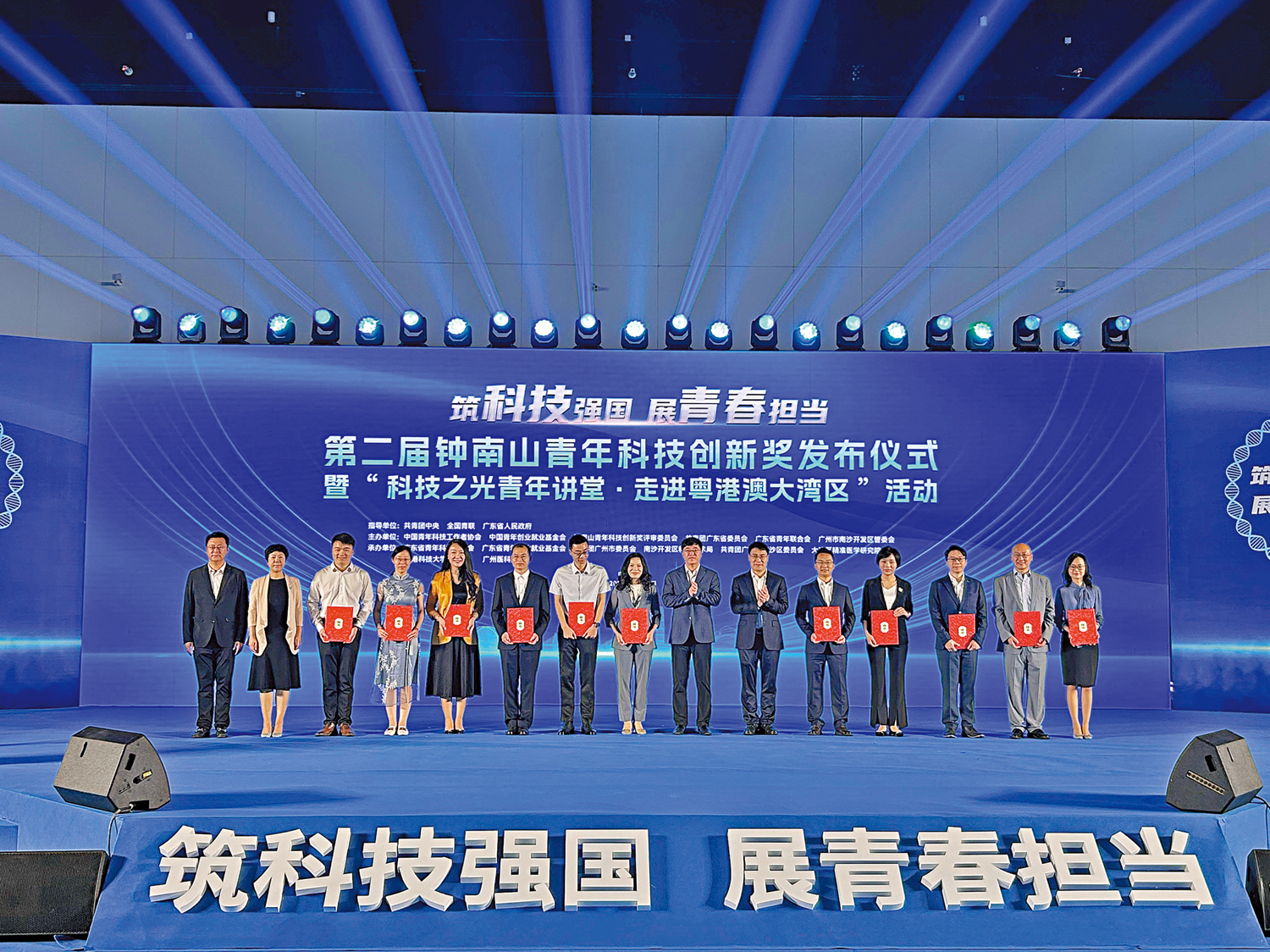 　　圖：鍾南山青年科技創新獎獲得者成為科技之光青年宣講團成員，將赴國內各地開展科學宣講。右三為獲獎香港科學家林讚育。\大公報記者敖敏輝攝