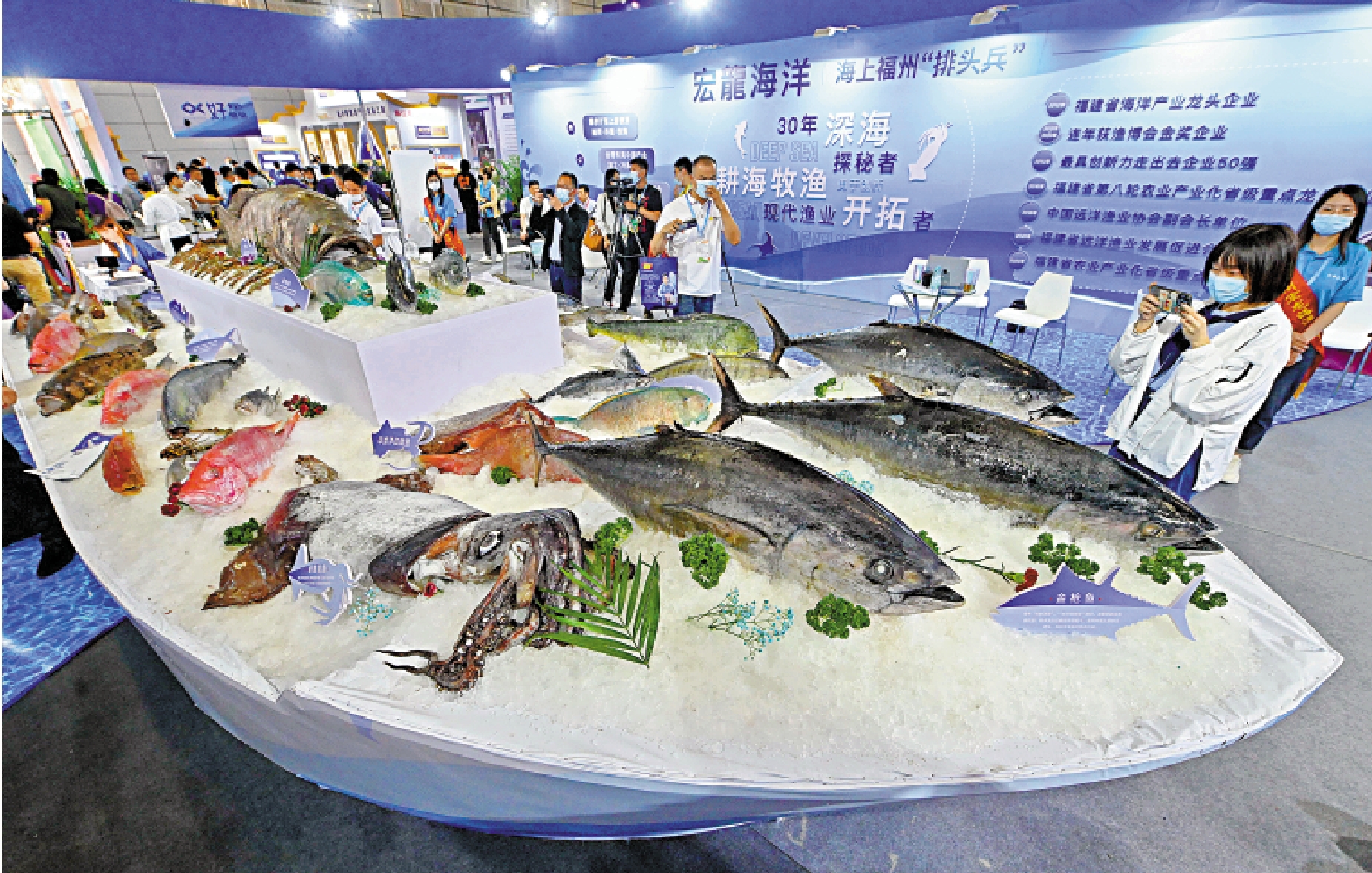 　　圖：中國養殖水產質優量足，讓消費者吃得安心放心。2022中國（福州）國際漁業博覽會現場展示各種海鮮產品，吸引眾多市民駐足。\新華社