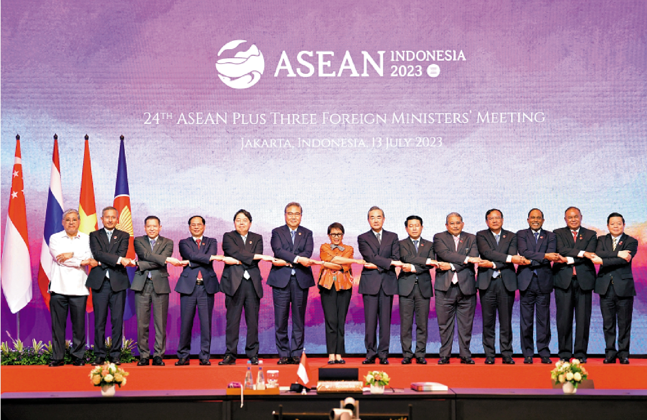 　　圖：7月13日，在印尼雅加達，中央外辦主任王毅（右七）出席東盟與中日韓（10+3）外長會。  新華社