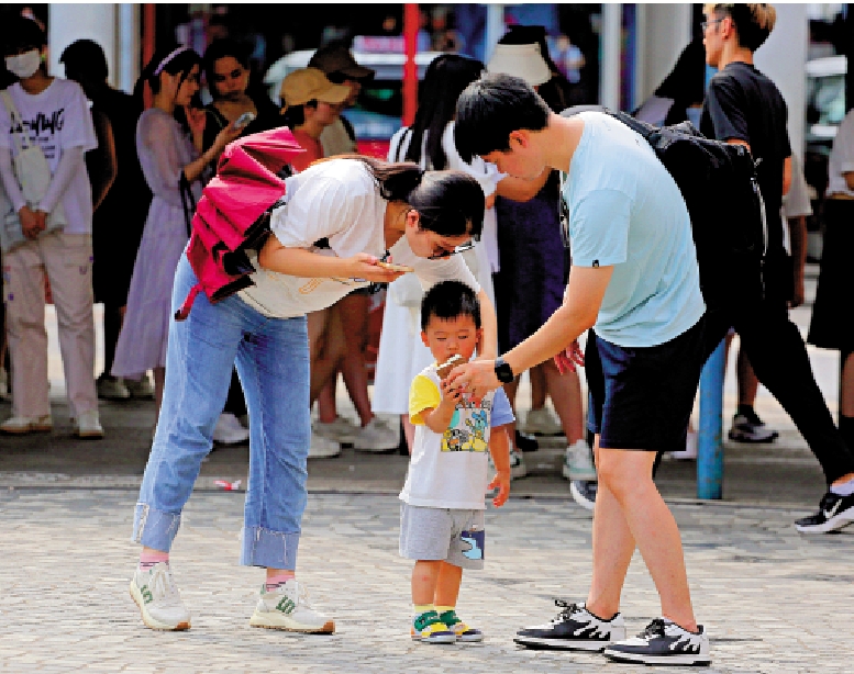 　　圖：食雪糕是最受小朋友歡迎的消暑良方。\大公報記者黃洋港攝