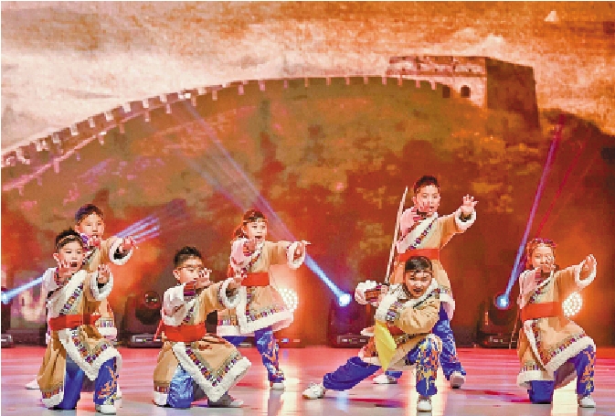 　　圖：福建中學附屬學校學生題為「匈奴入侵」的武術表演。