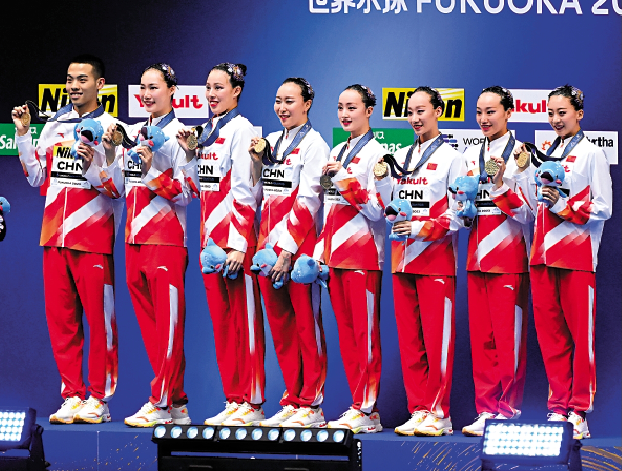 　　圖：中國花樣游泳隊在頒獎儀式上。\新華社