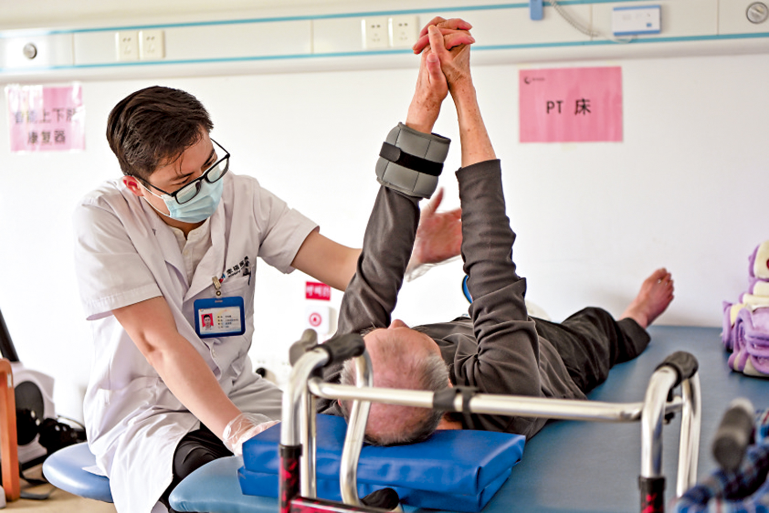 　　圖：在廣州市一養老院，工作人員協助老人進行理療康復。\中新社