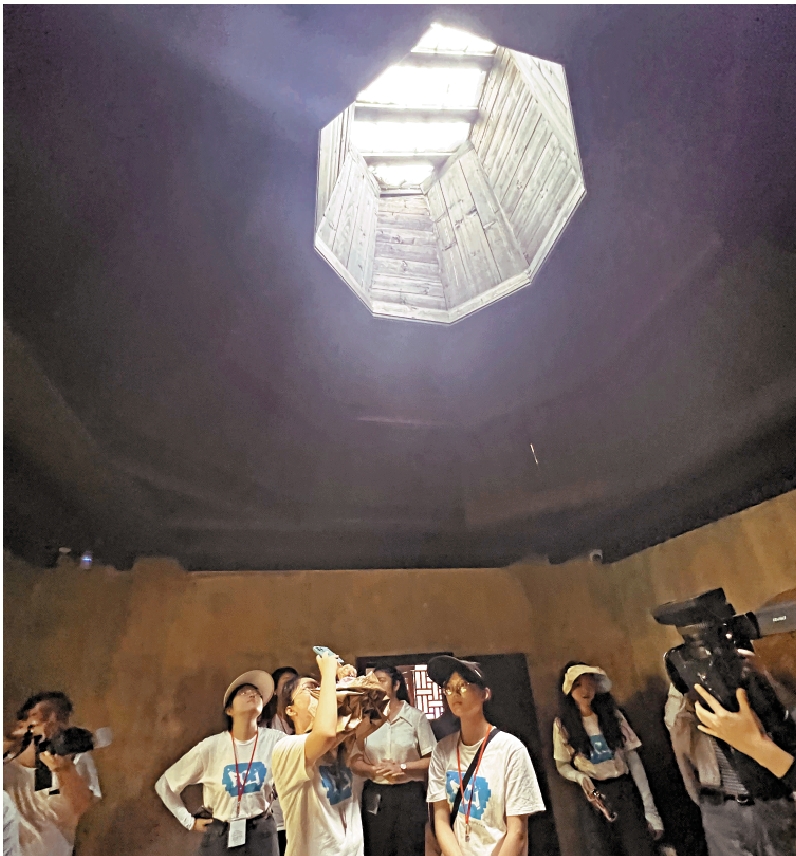 　　圖：贛港學子參觀位於井岡山茅坪村的毛澤東八角樓故居。/大公報實習記者吳世怡攝