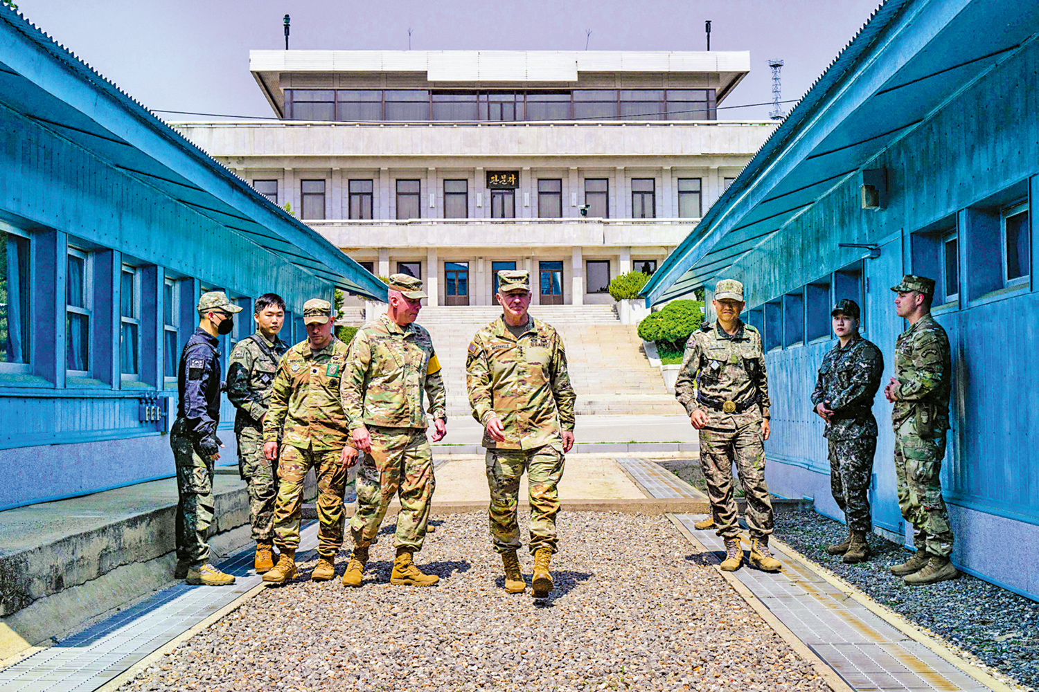 　　圖：特拉維斯在板門店越過朝韓邊界，圖為美國陸軍參謀長麥康維爾（中）5月到訪板門店。\法新社