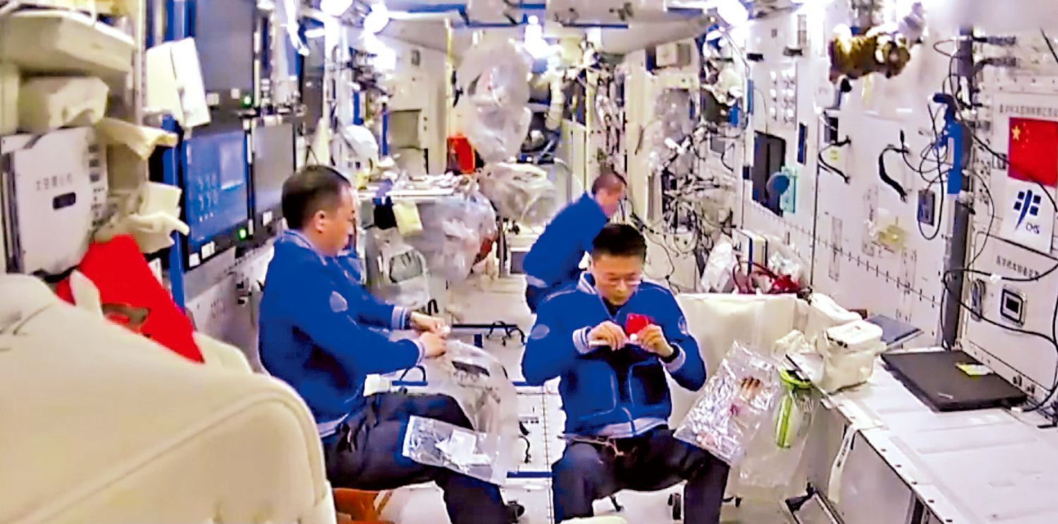 　　圖：神舟十六號航天員乘組在空間站進行空間科學實（試）驗任務。